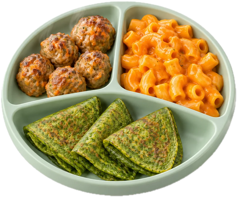 Kinderbord met gehaktballetjes, pasta in pompoensaus en spinaziepannenkoekjes
