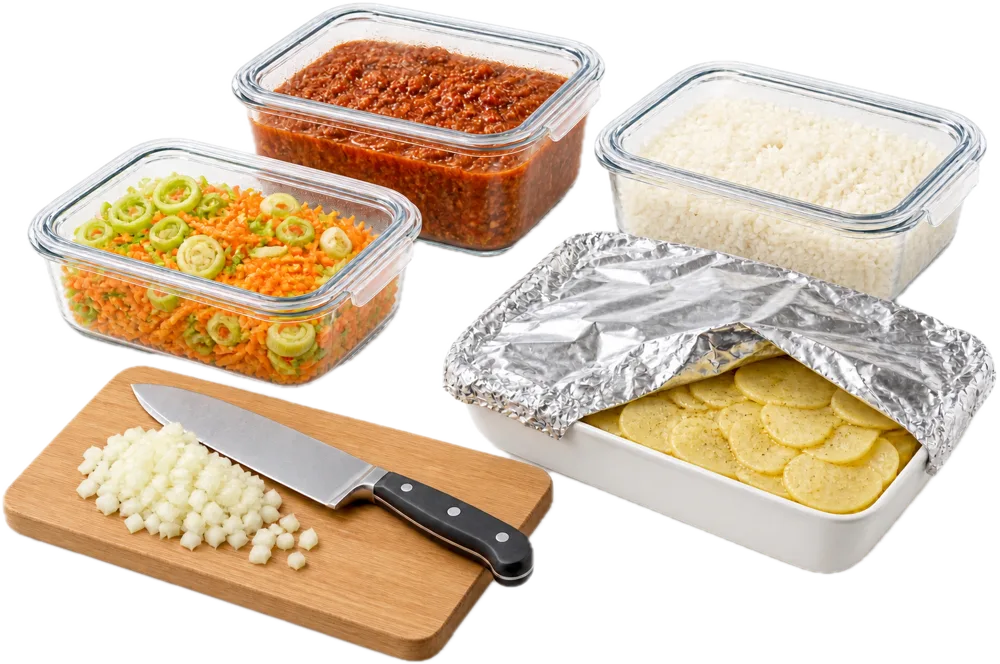 Glazen bakken met saus, gesneden groente en rijst, en een ovenschaal met aardappelschijfjes